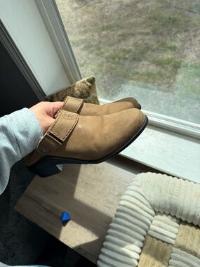 Women’s 8M Ariat Tan Sport Slip-On Leather Mule Clog